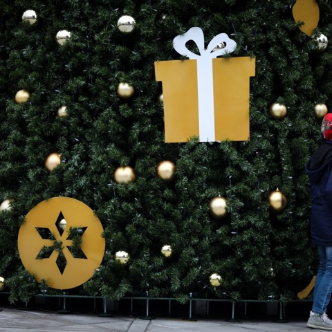 Χριστουγεννιάτικα στολίδια πάνω στο δέντρο στην πλατεία Ομονοίας