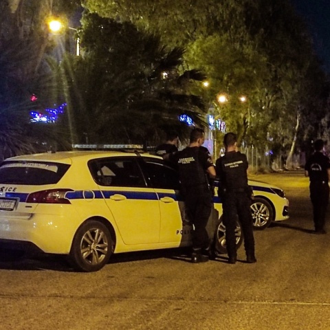 Αστυνομικοί έξω από περιπολικό της ΕΛ.ΑΣ.