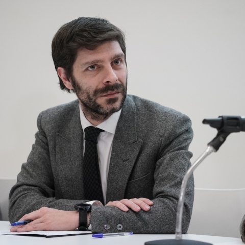 Στους λόγους για τους οποίους αποφάσισε να μιλήσει ανοιχτά για τον σεξουαλικό του προσανατολισμό στον Κυριάκο Μητσοτάκη αναφέρθηκε ο Νικόλας Γιατρομανωλάκης. 