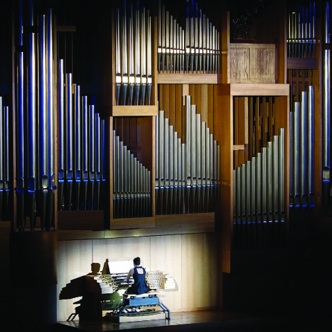 Η οργανίστα Ουρανία Γκάσιου επί το έργον στο Μέγαρο