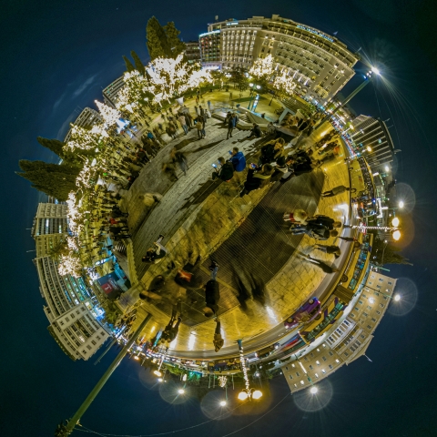 Virtual Tour Χριστούγεννα στην Αθήνα: Η νέα πλατφόρμα εικονικής περιήγησης στους στολισμένους δρόμους της πόλης με σφαιρικές φωτογραφίες 360 μοιρών, από την ATHENS VOICE και τη VR360.