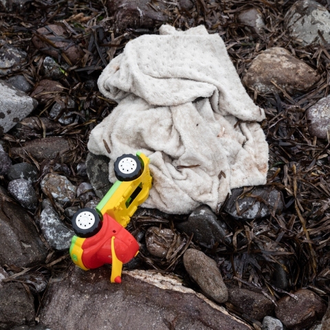 Λέσβος: Νεκρό βρέφος από πρόσκρουση βάρκας με μετανάστες σε βράχια - Η σορός του μεταφέρθηκε στην ιατροδικαστική διεύθυνση βορείου Αιγαίου. 