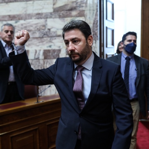 Η στρατηγική του ΠΑΣΟΚ-ΚΙΝΑΛ, τα σενάρια μελλοντικής κυβερνητικής συνεργασίας και η πολιτική στάση του κεντροαριστερού χώρου.