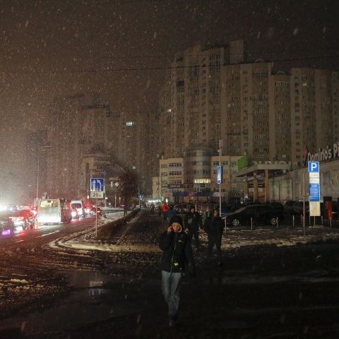 Νήπιο ανασύρθηκε νεκρό από τα χαλάσματα κτιρίου, που δέχτηκε ρωσικό χτύπημα στην πόλη Κριβί Ριχ, σύμφωνα με ουκρανό αξιωματούχο - Αναφορές για τέσσερις νεκρούς.