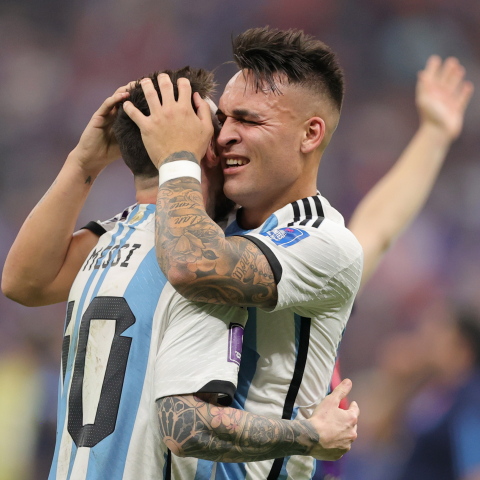 Οι πανηγυρισμοί των παικτών της Αργεντινής μετά το τέλος της διαδικασίας των πέναλτι © EPA/Friedemann Vogel