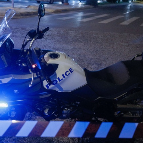 Κορδέλα και μηχανή της αστυνομίας έχουν αποκλείσει την είσοδο σε δρόμο