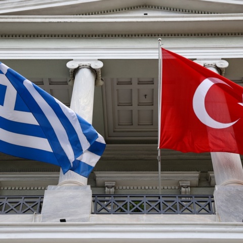 Οι σημαίες της Ελλάδας και της Τουρκίας σε κυβερνητικό κτίριο της Αθήνας