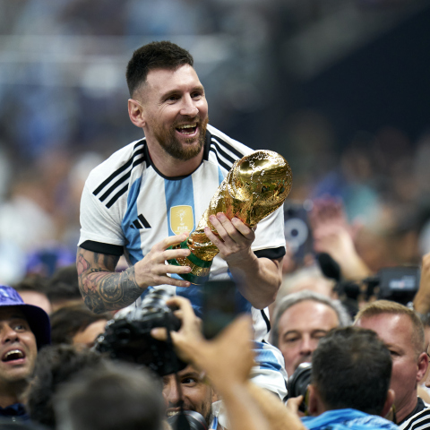 H στιγμή που παίκτες και επιτελείο της εθνικής Αργεντινής σηκώνουν στα χέρια τον Λιονέλ Μέσι όπως τον Ντιέγκο Αρμάντο Μαραντόνα