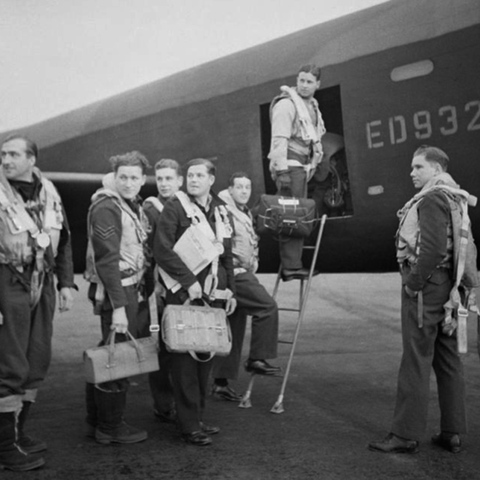 Φωτογραφία αρχείου που εικονίζει αεροπόρους της 617ης Μοίρας της RAF, γνωστής και ως «Νταμπάστερς» την 16η Μαΐου 1943, λίγο πριν εκτελέσουν μια μοναδική σε σύλληψη αεροπορική επιδρομή κατά τον Β’ ΠΠ, σε γερμανικά φράγματα στην περιοχή του Ρουρ. Ο επισμηναγός της RAF Τζόνυ Τζόνσον, που απεβίωσε στις 7 Δεκεμβρίου 2022 ήταν ο τελευταίος επιζών των θρυλικών Νταμπάστερς.