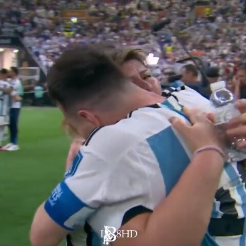 Ο Λιονέλ Μέσι αγκαλιάζει τη μητέρα του μετά την κατάκτηση του Μουντιάλ 2022 από την Αργεντινή