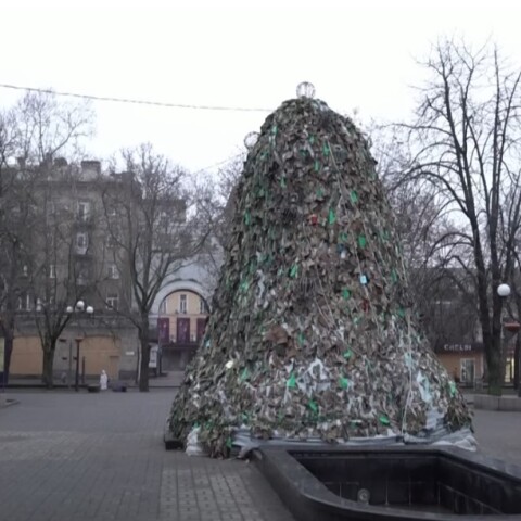 Ουκρανία: Χριστουγεννιάτικο δέντρο με δίχτυα παραλλαγής στην πόλη Μικολάιβ