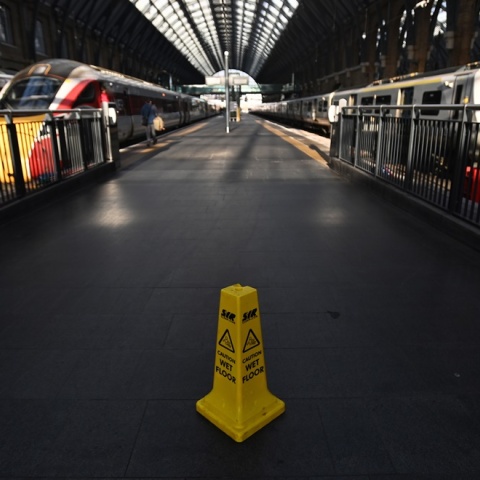 Άδειος σιδηροδρομικός σταθμός στη Βρετανία λόγω των απεργειακών κινητοποιήσεων των εργαζομένων - Τα τρένα στις ράγες