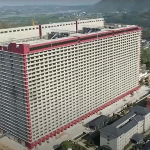Η μεγαλύτερη χοιροτροφική μονάδα στον κόσμο άνοιξε στην επαρχία Hubei της Κίνας, με τους επικριτές της να υποστηρίζουν ότι θα αυξήσει τον κίνδυνο για διάδοση επικίνδυνων ασθενειών