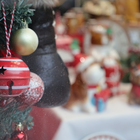 Βιτρίνα με χριστουγεννιάτικα στολίδια σε καταστήματα ενώ βρίσκεται σε ισχύ το εορταστικό ωράριο 2022