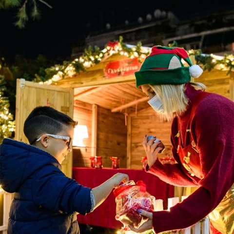 Χριστουγεννιάτικο χωριό στην Αθήνα: Ξωτικό κερνάει γλυκά αγοράκι