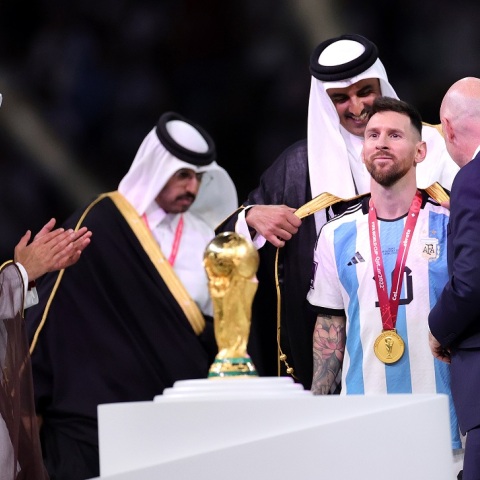 Μουντιάλ 2022: Ο τρόπος διεξαγωγής και προβολής του Παγκόσμιου Πρωταθλήματος στο Κατάρ, το σκάνδαλο Qatargate, και η εκμετάλλευση του ποδοσφαίρου.