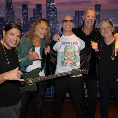 H αναμνηστική φωτογραφία των Metallica με τον ηθοποιό Robert Downey Jr. στη φιλανθρωπική συναυλία τους στο Λος Άντζελες.