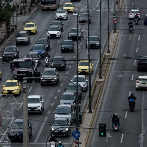 Τέλη Κυκλοφορίας 2023- Αυτοκίνητα και μηχανάκια κινούνται σε κεντρικό δρόμο της Αθήνας