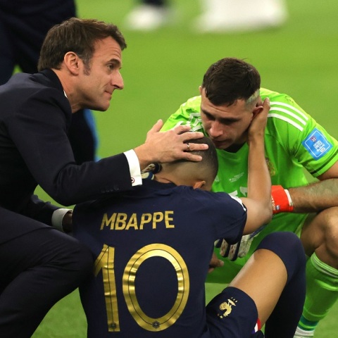 Η Σώτη Τριανταφύλλου σχολιάζει την παρουσία του Εμανουέλ Μακρόν στον αγωνιστικό χώρο του γηπέδου, μετά την ήττα της Γαλλίας από την Αργεντινή στον τελικό του Μουντιάλ στο Κατάρ.