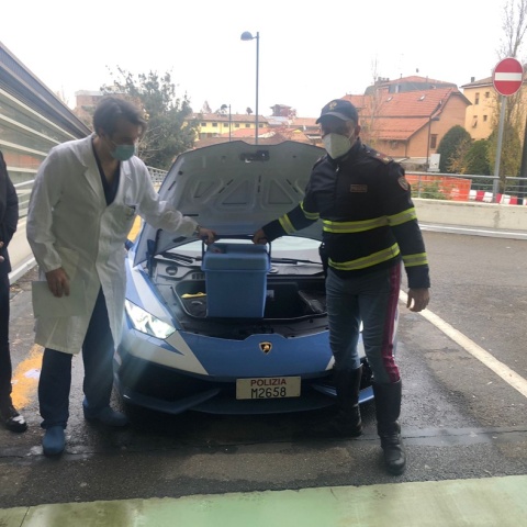 Αστυνομικός και γιατρός κρατούν τα όργανα που μόλις έχουν μεταφερθεί σε νοσοκομείο της Ιταλίας με Lamborghini