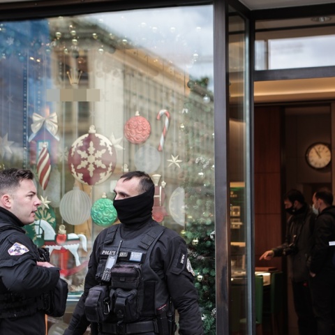 Ληστεία σε κατάστημα με ακριβά ρολόγια στο κέντρο της Αθήνας - Αστυνομικοί στο σημείο