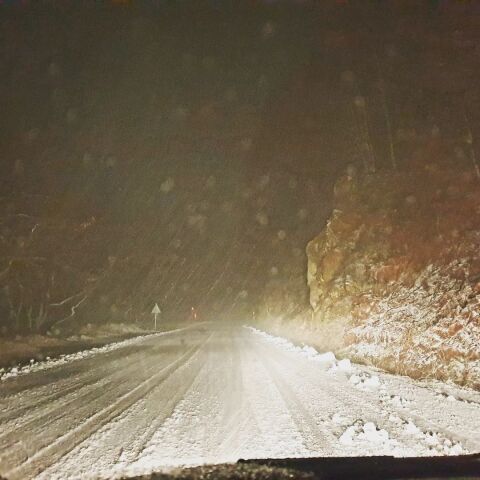 Δρόμος στρωμένος με χιόνια στο Πήλιο