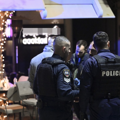 Αστυνομικοί στο σημείο όπου διαπράχθηκε η διπλή εκτέλεση στην πλατεία της Νέας Σμύρνης