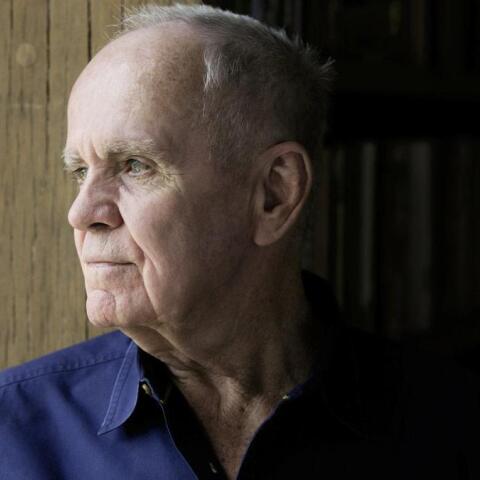 Ο Τέλης Σαμαντάς γράφει για τα βιβλία του Cormac MacCarthy, «Ο Επιβάτης» και “Stella Maris”, που κυκλοφόρησαν από τις εκδόσεις Gutenberg σε μετάφραση του Γιώργου Κυριαζή. 