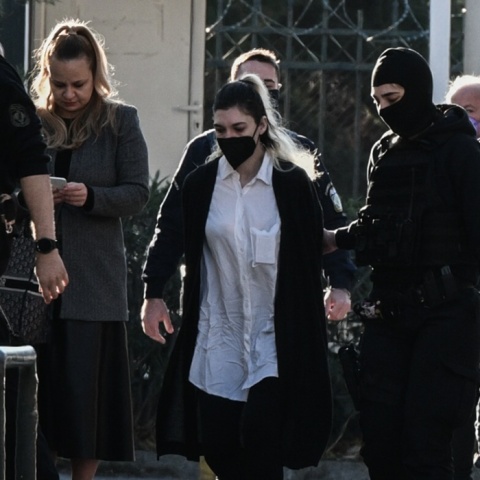 Η Ρούλα Πισπιρίγκου οδηγείται με χειροπέδες στην ανακρίτρια προκειμένου να απολογηθεί για τους θανάτους της Μαλένας και της Ίριδας