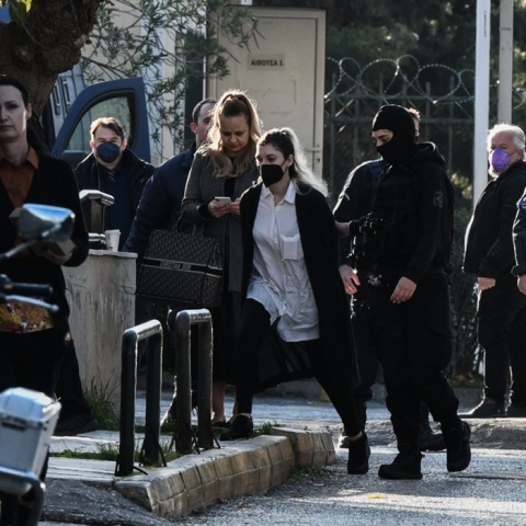 Η Ρούλα Πισπιρίγκου οδηγείται από αστυνομικούς στην ανακρίτρια