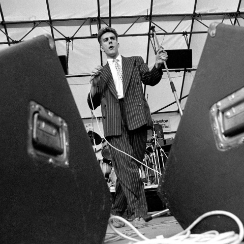 Αφιέρωμα στον Terry Hall, τραγουδιστή των συγκροτημάτων The Specials, Fun Boy Three, Colourfield, που έφυγε από τη ζωή σε ηλικία 63 ετών.