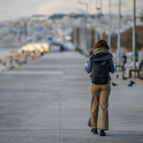 Χειμώνας στην Αθήνα - Κοπέλα περπατά στον Φλοίσβο