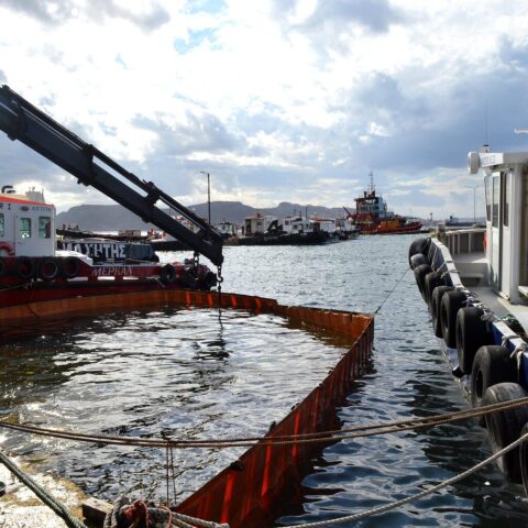 Η διαδικασία απομάκρυνσης ναυαγίου από το παλιό λιμάνι του Φονιά στην Ελευσίνα