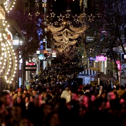 Πολίτες στον εμπορικότερο δρόμο της Αθήνας, την Ερμού, ενώ βρίσκεται σε ισχύ το εορταστικό ωράριο λειτουργίας των καταστημάτων
