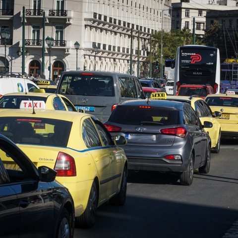 Αυτοκίνητο στο Σύνταγμα σχηματίζουν ουρά