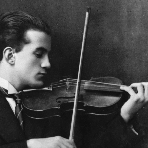 Ο διευθυντής του εκδοτικού οίκουLoggia Νίκος Κουφάκης μιλάει για τις «Νεανικές Επιστολές» του Νίκου Σκαλκώτα, που μόλις κυκλοφόρησαν με έρευνα, επιμέλεια και κείμενα του μουσικολόγου Κωστή Δεμερτζή.