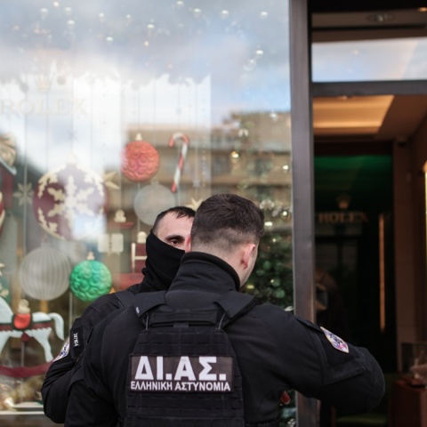 Ένοπλη ληστεία στη Rolex- Αστυνομικοί έξω από το κατάστημα στην Κολοκοτρώνη
