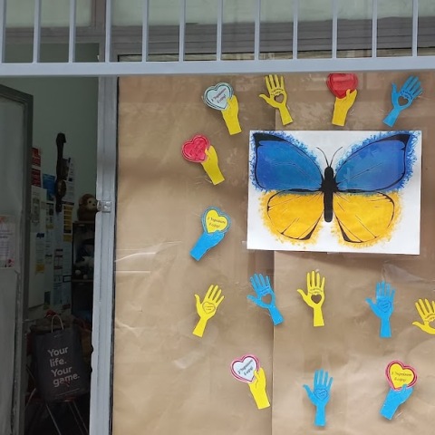 Ρεπορτάζ: Το κέντρο βοήθειας Ουκρανών προσφύγων Οπόρα, στην οδό Φερών 8, στην Αθήνα, όπου συγκεντρώνονται προϊόντα, προκειμένου να τα δώσουν σε όσους έχουν ανάγκη.