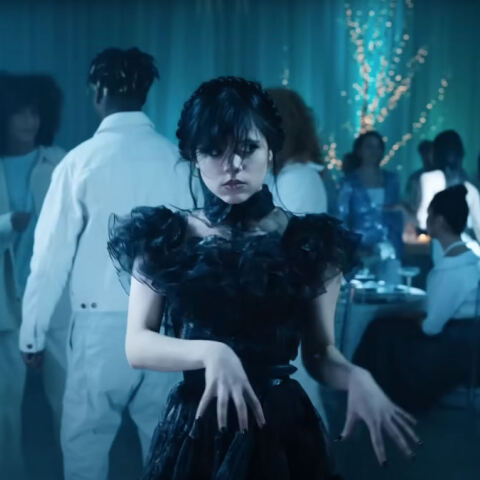 Wednesday στο Netflix: Πώς γυρίστηκε η viral χορογραφία της Jenna Ortega με το «Goo Goo Muck» των Cramps και η σκηνή που παίζει με τσέλο το «Paint It Black» των Rolling Stones.