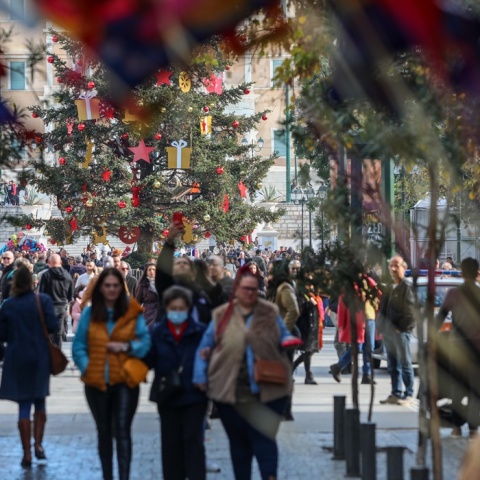 Πολίτες στη στολισμένη Ερμού, τον πιο εμπορικό δρόμο της Αθήνας