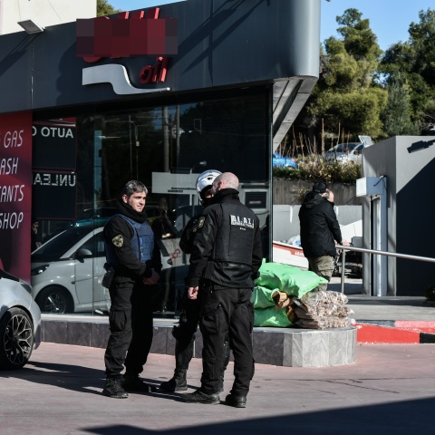 Αστυνομικοί έξω από το πρατήριο καυσίμων όπου έπεσαν πυροβολισμοί στα Γλυκά Νερά