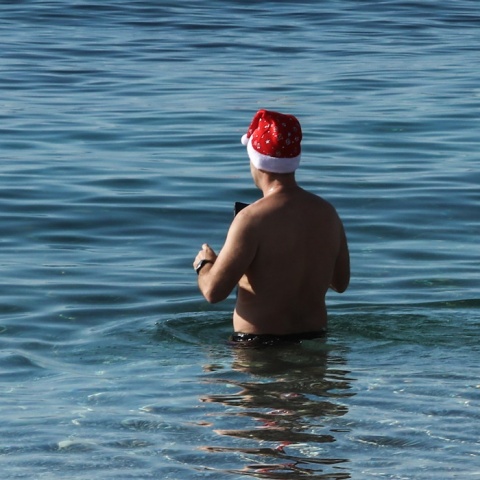 Καιρός για θάλασσα για άνδρα στην Αττική - Με τον σκούφο του Άη Βασίλη βουτά στα νερά