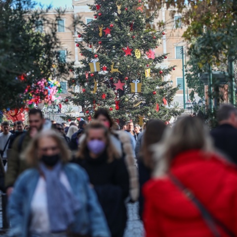 Πολίτες με μάσκες περπατούν στο στολισμένο χριστουγεννιάτικα κέντρο της Αθήνας