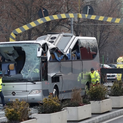 Το τουριστικό λεωφορείο μετά το δυστύχημα σε δρόμο της Ρουμανίας