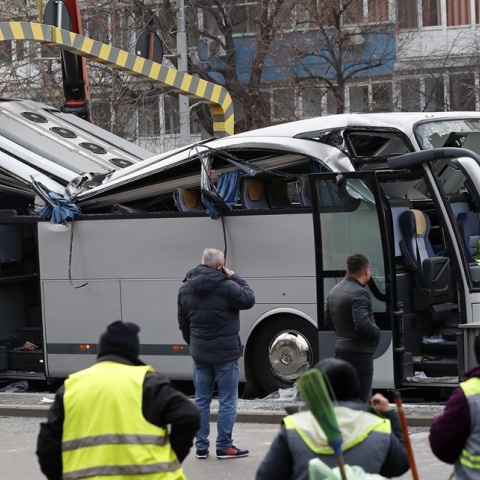 Το τουριστικό λεωφορείο μετά το δυστύχημα σε δρόμο της Ρουμανίας