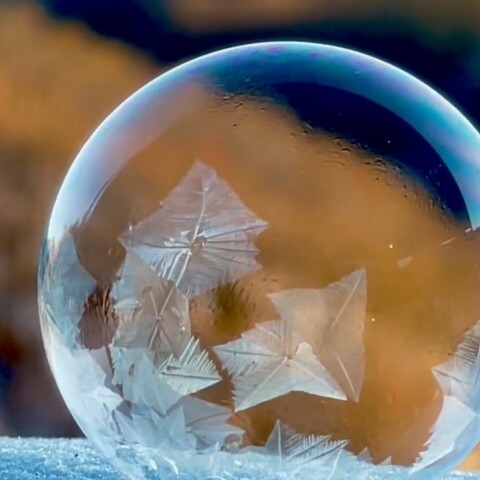 Σαπουνόφουσκα παγώνει στο χιόνι