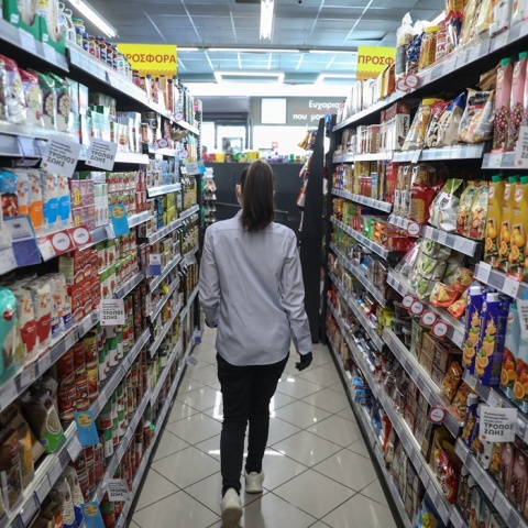 Προϊόντα στα ράφια σούπερ μάρκετ