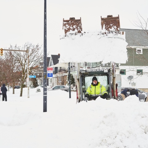 Εργαζόμενος προσπαθεί να καθαρίσει τον δρόμο με το εκχιονιστικό - Πάνω από ένα μέτρο το χιόνι στο Μπάφαλο