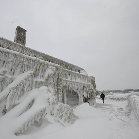 Χιόνι και πάγος στις ΗΠΑ έχουν κρύψει εντελώς κτίσμα