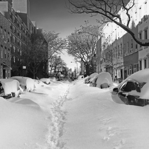 Χιονοθύελλα στις ΗΠΑ το 2016 - Σκεπασμένοι από το χιόνι δρόμοι στη Νέα Υόρκη